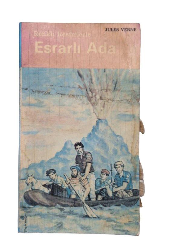 Esrarlı Ada